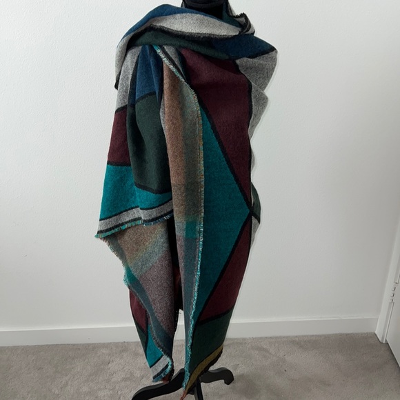 BCBG Accessories - BCBG Wrap 🖤